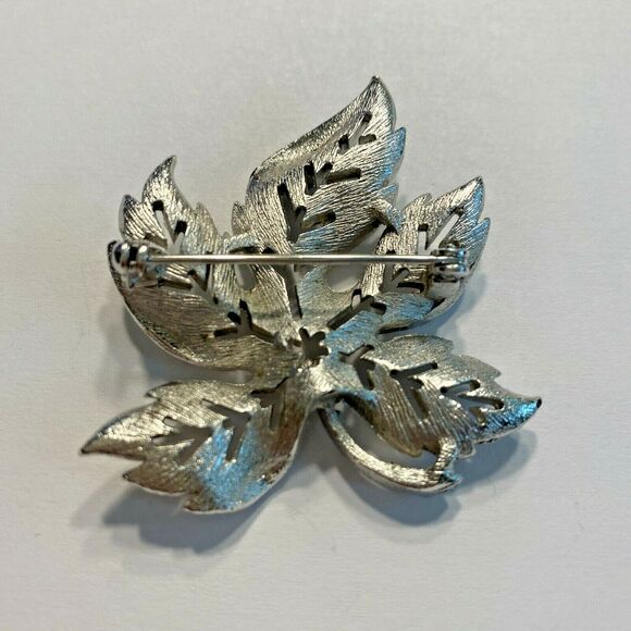Vintage Retro brooch textured silver leaf pin - Picture 2 of 4